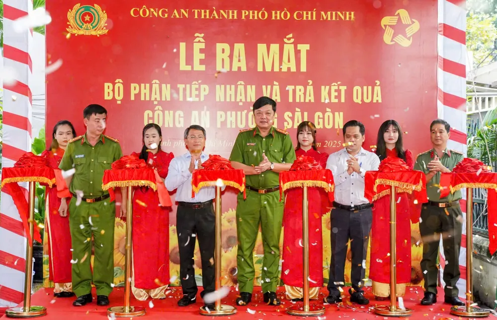 Nghi thức cắt băng khánh thành bộ phận tiếp nhận và trả kết quả Công an phường Sài Gòn z7093554034865_23eba99609174ecc52ef800777149b5b.jpg