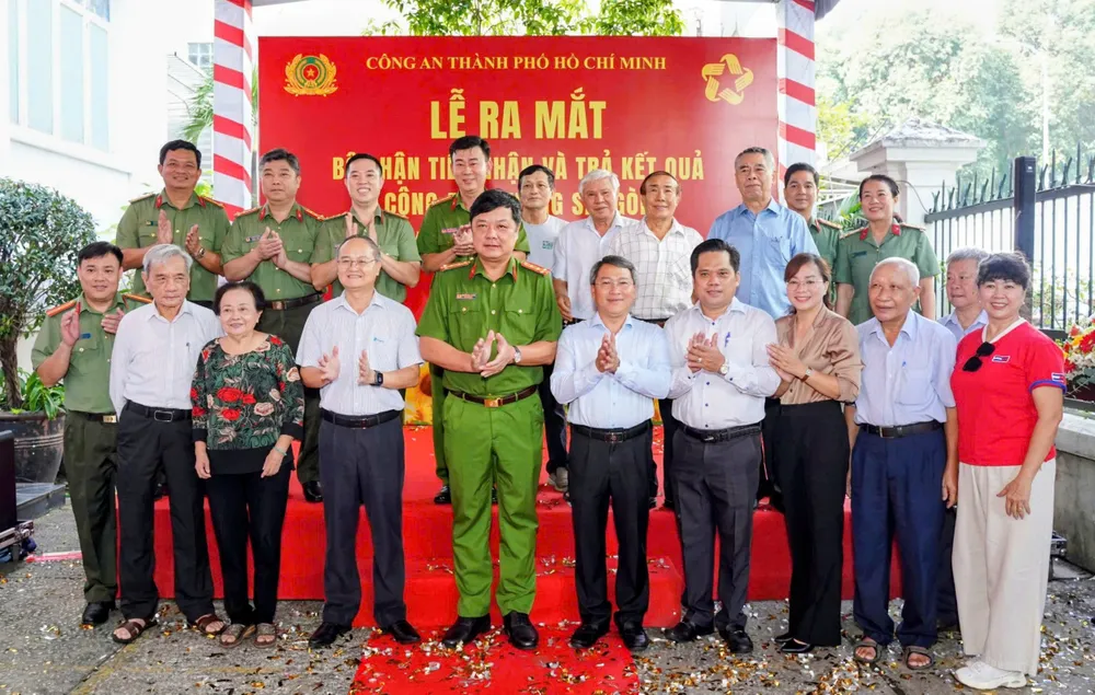 Đại biểu chụp hình lưu niệm tại buổi lễ z7093555276059_4600eb2f208eeabd05ff2359c6556e86.jpg