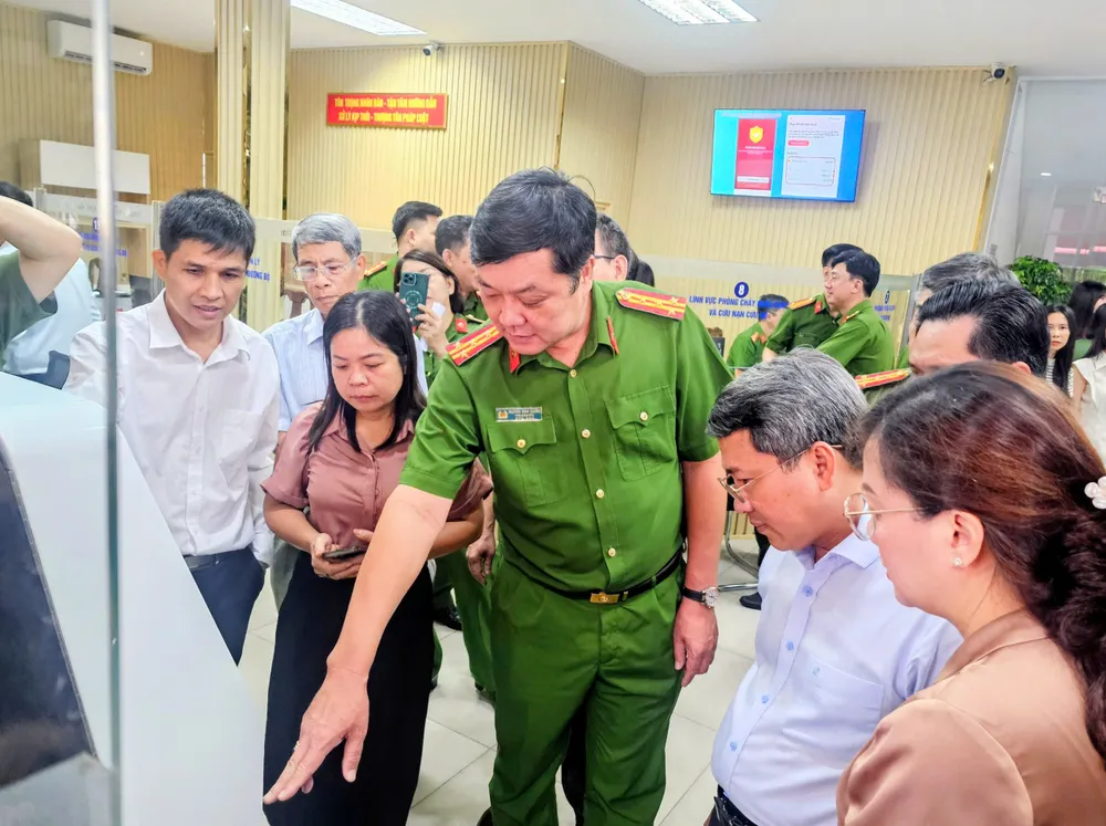 Người dân thực hiện thủ tục hành chính tại bộ phận một cửa - Công an phường Sài Gòn z7093559506132_cea35c714e4989b25e825b5e4c609f25.jpg
