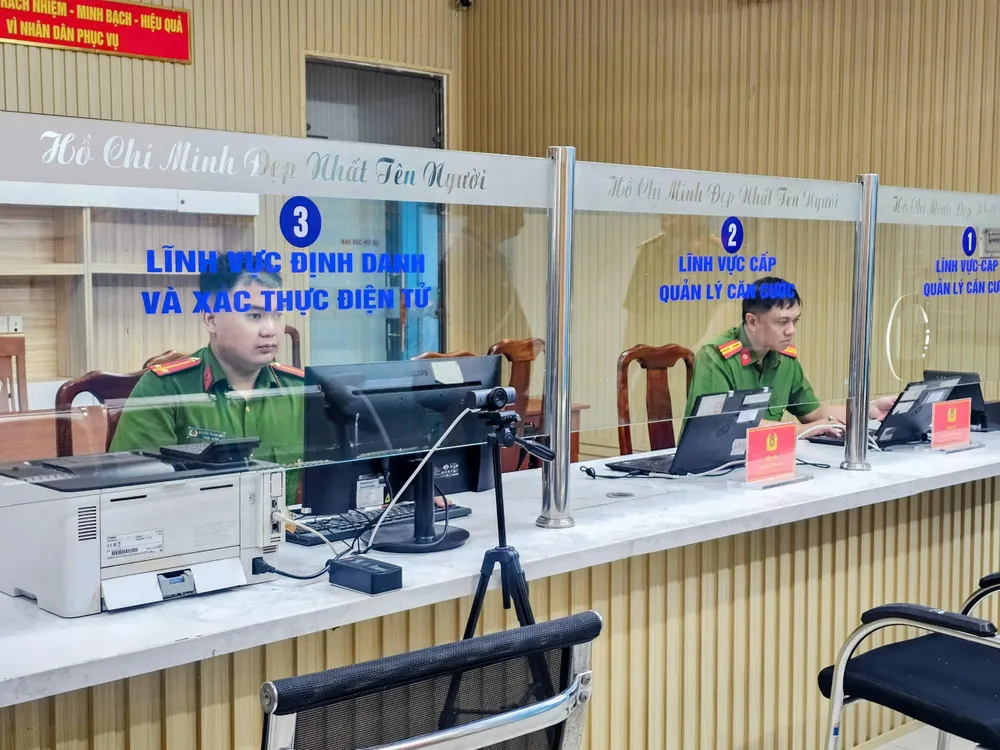 Các quầy tiếp nhận thủ tục theo từng lĩnh vực z7093600661101_20f7b93c7318b077b45be3c797f1285d.jpg
