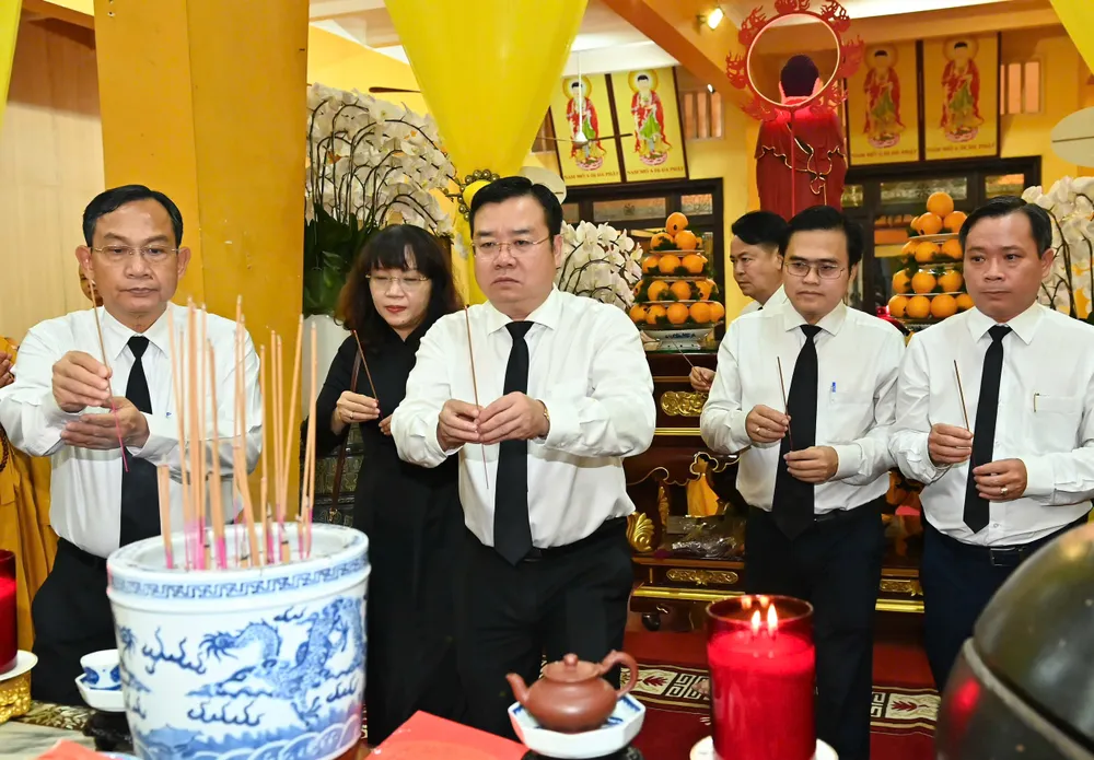 Các thành viên trong đoàn công tác dâng hương tưởng niệm. Ảnh: VIỆT DŨNG z7095287528365_c9ae260912bfbc1bdea5adb4d7d6519e.jpg