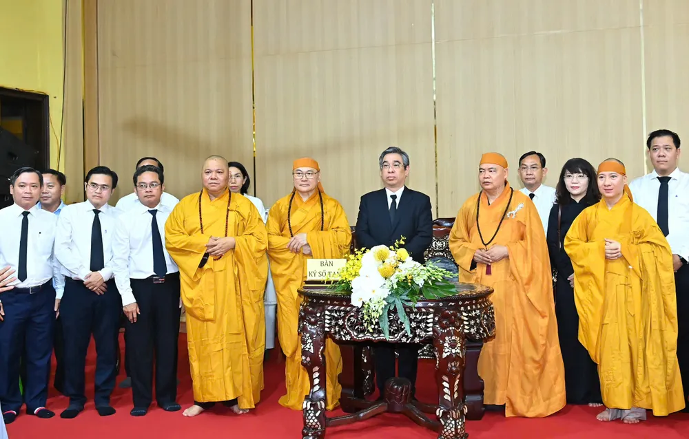 Đoàn công tác chia buồn cùng Thượng tọa Thích Thanh Phong, trụ trì chùa Vĩnh Nghiêm cùng các đệ tử của Trưởng lão Hòa thượng Thích Trí Tịnh. Ảnh: VIỆT DŨNG z7095287529200_cccbbb1e38b6d5825594b5ca4bb13cc8.jpg