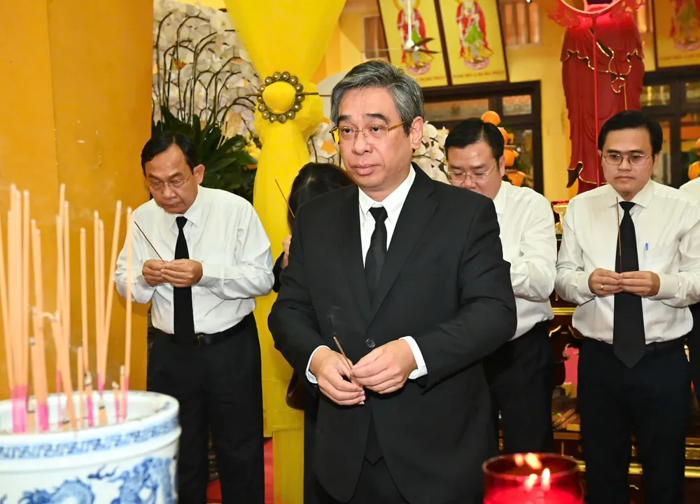 Đồng chí Nguyễn Phước Lộc dâng hương tưởng nhớ Trưởng lão Hòa thượng Thích Trí Tịnh. Ảnh: VIỆT DŨNG z7095355981113_3b729a5057dfdb0868b5470d45002052.jpg
