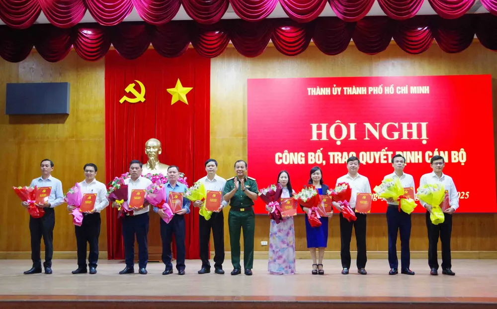 Thiếu tướng Vũ Văn Điền trao quyết định cho 15 đồng chí tham gia Ban Chấp hành Đảng bộ Ban Chỉ huy Bộ đội Biên phòng TPHCM. Ảnh: QUANG TIẾN anh 1.JPG