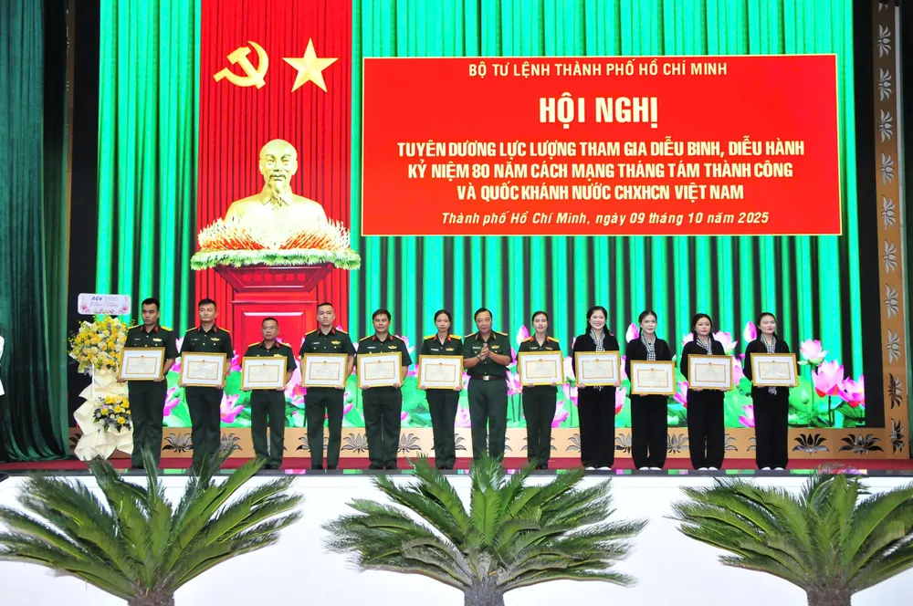 Thiếu tướng Trần Văn Trai, Phó Tư lệnh Bộ Tư lệnh TPHCM trao Bằng khen đến các tập thể, cá nhân z7098709402811_17b7d3d105bcaee2adbf263e0af1ec84.jpg