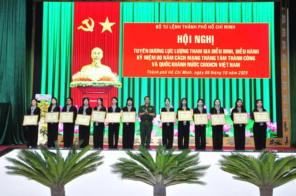 Thiếu tướng Phạm Văn Rậm, Phó Tư lệnh Bộ Tư lệnh TPHCM trao Bằng khen đến Khối nữ du kích miền Nam. Ảnh: HỮU TÂN z7098721990362_37ecb43f0c5ffa131a81aea226506aba.jpg