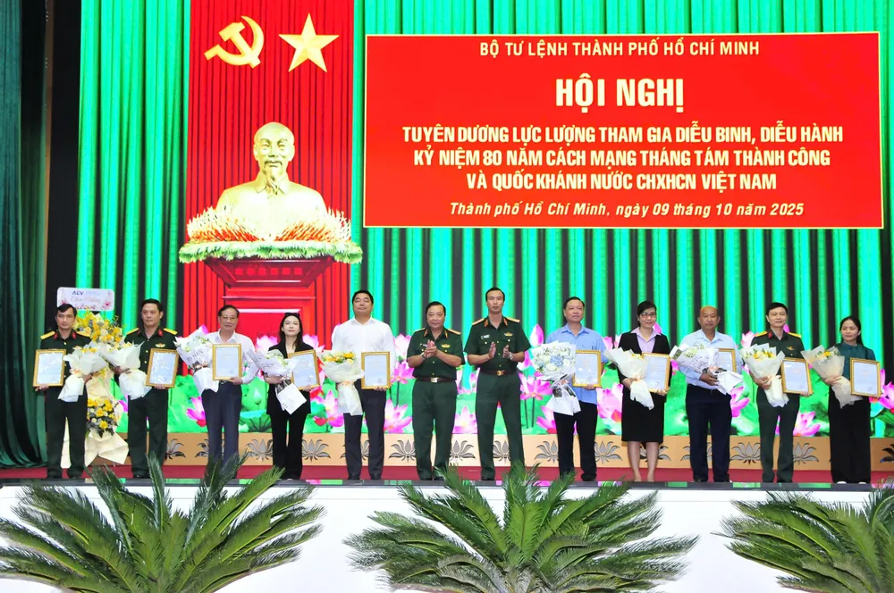 Bộ Tư lệnh TPHCM trao thư khen đến các đơn vị đồng hành. Ảnh: HỮU TÂN z7098722087148_9a706727ea27cfbbbc413505914a7d30.jpg