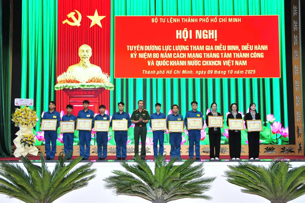 Thiếu tướng Phạm Như Quân trao bằng khen đến các cá nhân. Ảnh: HỮU TÂN z7098722476068_78ab268dff0cd6cb7acdf6e81daa4670.jpg