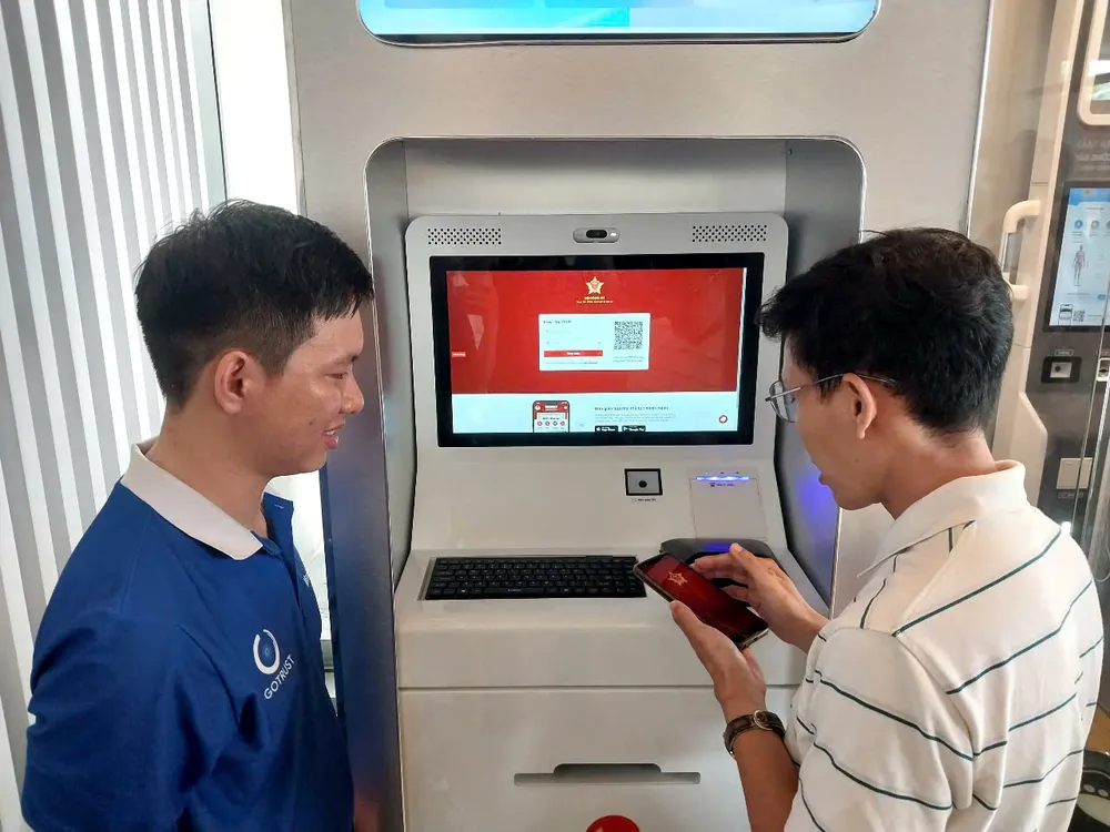 Người dân trải nghiệm thực hiện dịch vụ công trực tuyến tại Kiosk z7100746409352_47b9341e26215b84da99858a3535a895.jpg