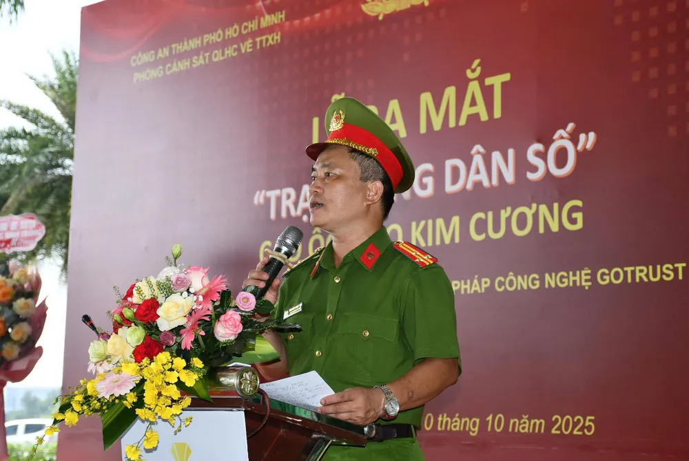 Thượng tá Nguyễn Ngọc Hải giới thiệu mô hình z7101136058742_e68ca65361adcbb11f61b2210fc2197e.jpg