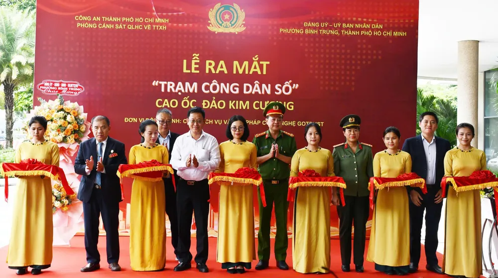 Nghi thức cắt băng khánh thành "Trạm công dân số" z7101136191210_60a59a54746e004210de5f934f771f7c.jpg