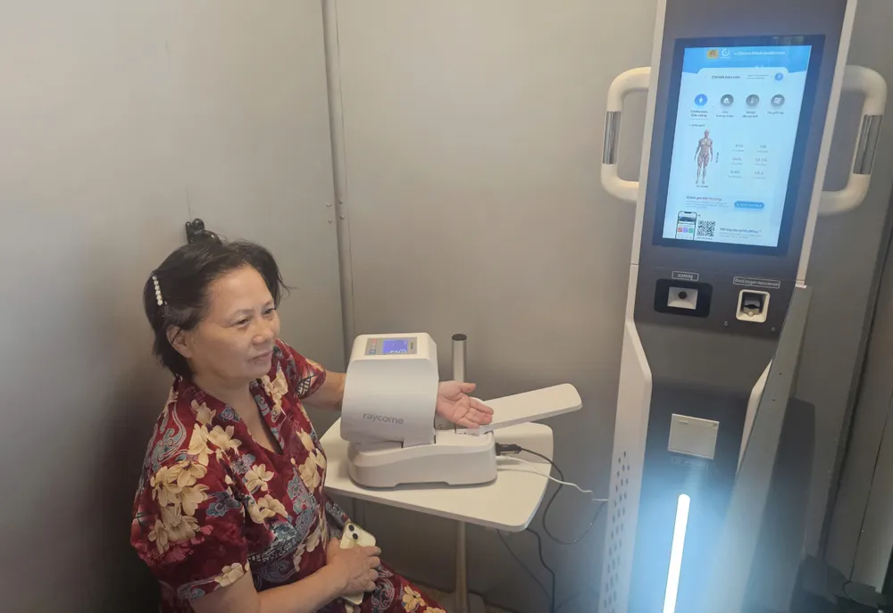 Bà Lưu Ngọc Hiền trải nghiệm đo chỉ số sức khỏe z7101379509527_08cda3d91619747dab274def03ecb921.jpg