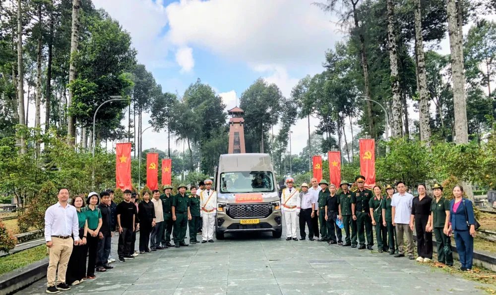 Chuyến xe đưa hài cốt liệt sĩ Nguyễn Hữu Trung ra ga tàu hỏa để về đất mẹ z7112392675749_fc40ccf6efbb6fc1b9a1ffddbe9bbaed.jpg
