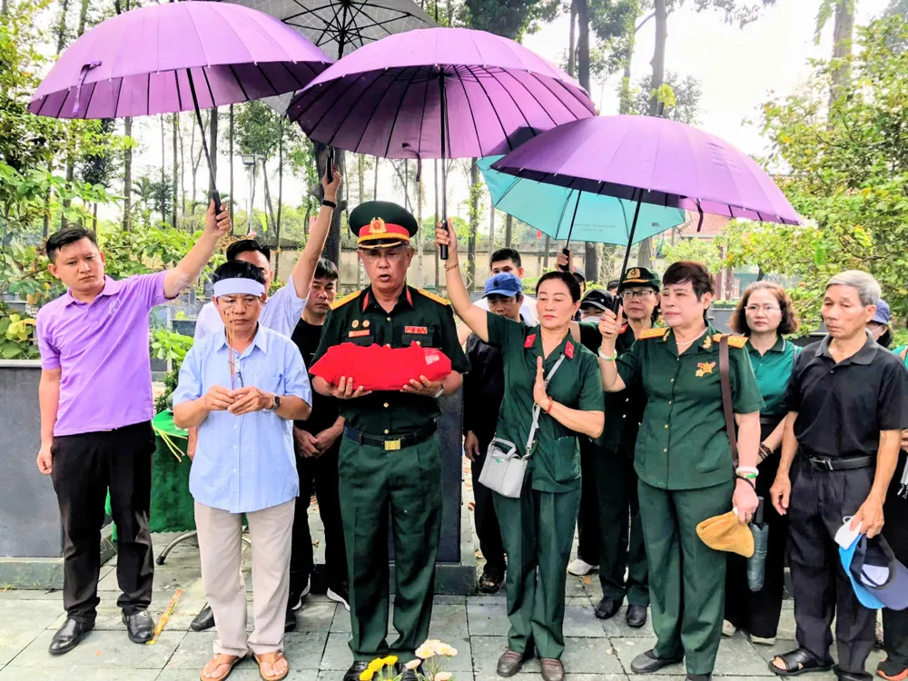 Nghi thức cất bốc, di chuyển hài cốt liệt sĩ Nguyễn Hữu Trung diễn ra chu đáo, thuận lợi z7112397808625_f5076fe79c09b515055377573e6c5166.jpg