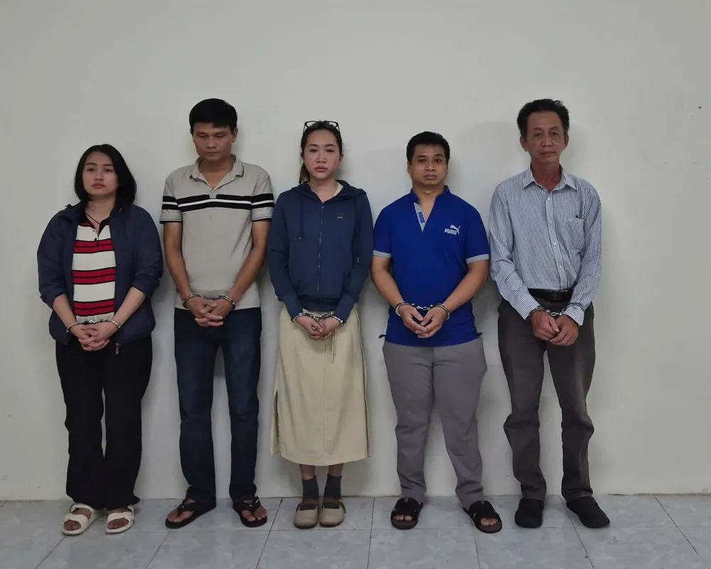 Từ trái qua: Phạm Thị Quyên, Bùi Đức Nhiên, Nguyễn Thạch Thảo Nguyên, Nguyễn Hoàng Thái Dương, Nguyễn Minh Dũng. Ảnh: CA Ảnh - Thẩm mỹ Paris.jpg