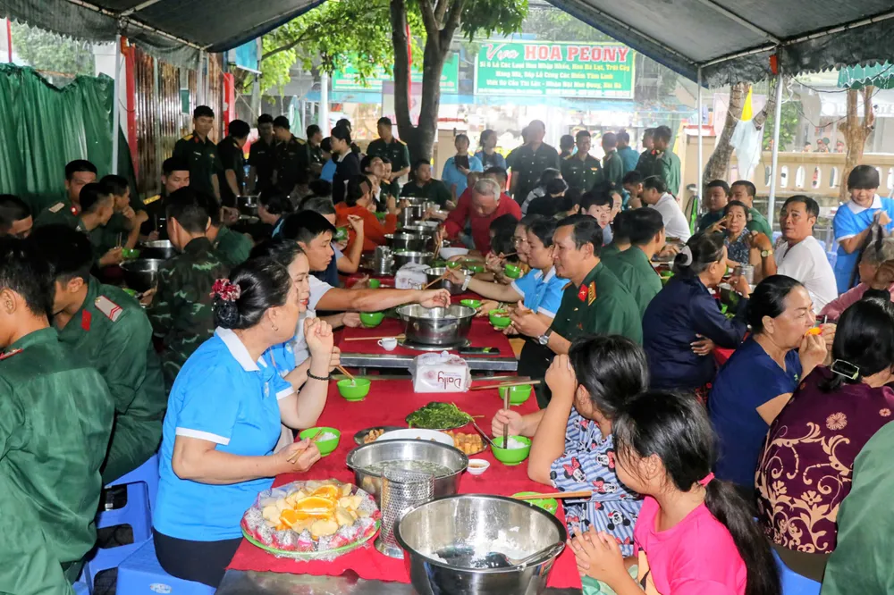 Bà con dùng bữa cơm nghĩa tình cùng bộ đội và cán bộ địa phương z7129558996218_d2262c98aeb53abf8a6a534099c80f90.jpg