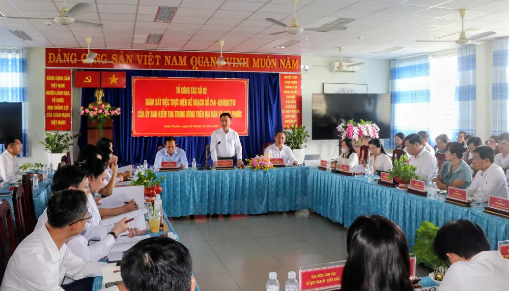Quang cảnh buổi làm việc z7137411990291_2185a4abbf59898abbdd6e00a18ccd27.jpg