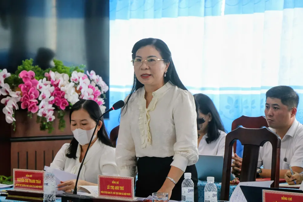 Đồng chí Lê Thị Anh Thư, Phó Bí thư Đảng ủy, Chủ tịch UBND xã Hiệp Phước nêu kiến nghị z7137415263714_99b4ee481d12b073356d30a320a43ae0.jpg