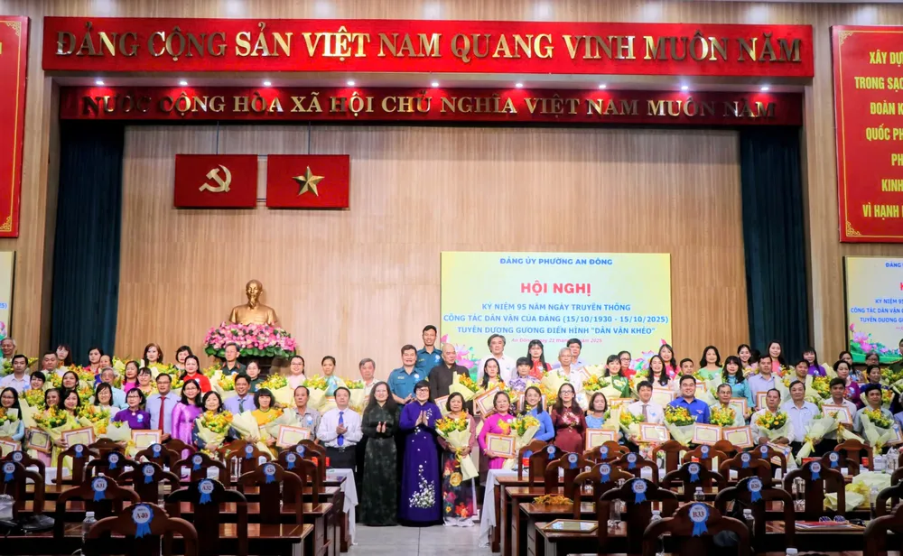Đại biểu chụp hình lưu niệm tại hội nghị z7139535741444_d7341460a1a8f4c7ec026beb652f40f7.jpg