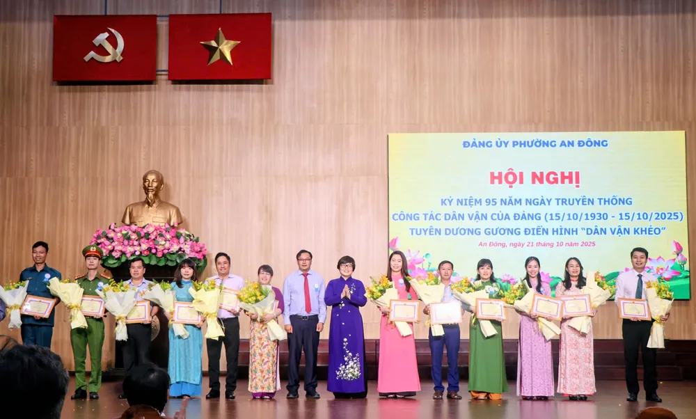 Đồng chí Trương Minh Kiều, Bí thư Đảng ủy phường trao bằng khen đến các cá nhân z7139538933813_a044c6926fc0a20677d00d9b24736e7c.jpg
