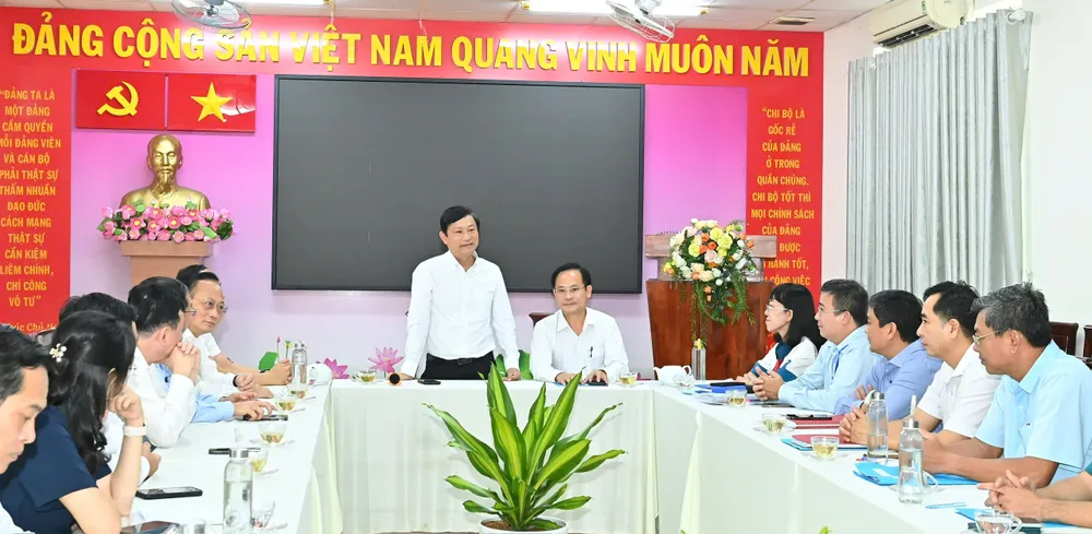 Đồng chí Võ Văn Minh làm việc tại xã Bình Hưng z7144279634759_a989595ec5e00fe0f4e11779cd47c938.jpg