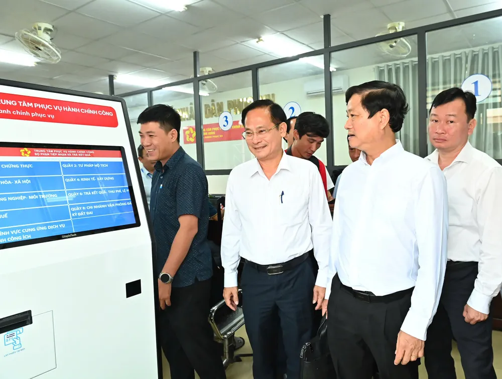 Đồng chí Võ Văn Minh khảo sát tại Trung tâm phục vụ Hành chính công xã Bình Hưng. Ảnh: VIỆT DŨNG z7144279636825_153e01db3a6dc93bf0da4d99748511f6.jpg