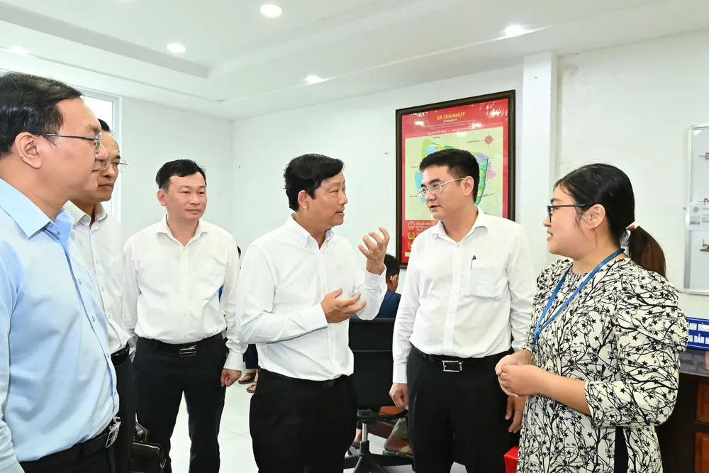 Tổ công tác số 1 khảo sát Trung tâm phục vụ hành chính công xã Tân Nhựt. Ảnh: VIỆT DŨNG z7144282715525_aa14e30f4809f604e76bd66fe6837c87.jpg