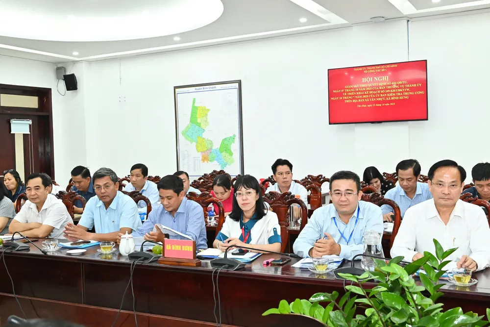 Lãnh đạo xã Bình Hưng tại buổi làm việc. Ảnh: VIỆT DŨNG z7144282862068_e78e59747c7b0c394bf73546a284f2b0.jpg