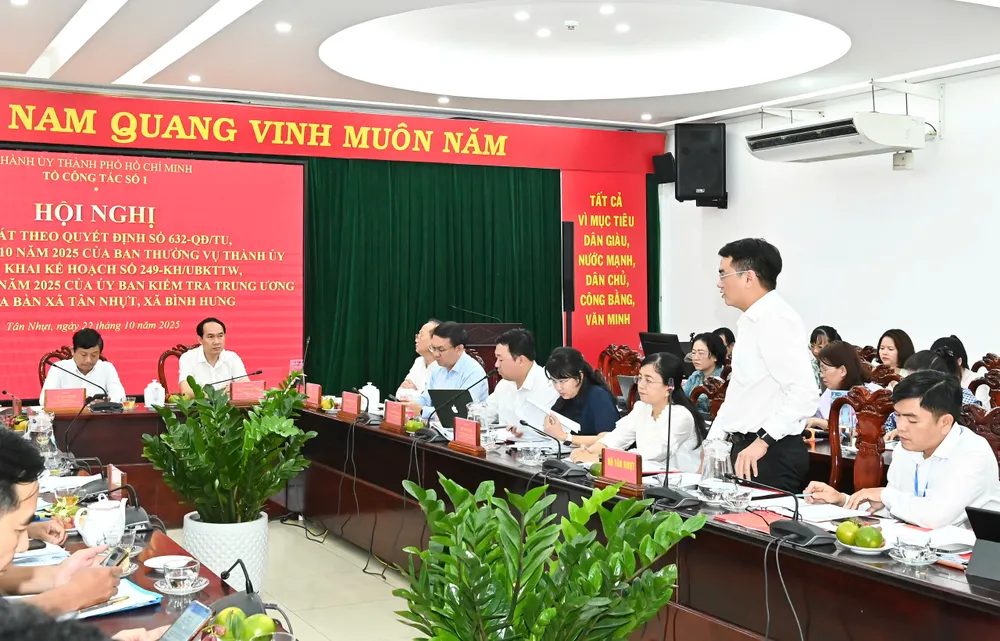 Lãnh đạo xã Tân Nhựt nêu kiến nghị, đề xuất. Ảnh: VIỆT DŨNG z7144282921267_645273aae3690fad55c2975b14d45429.jpg