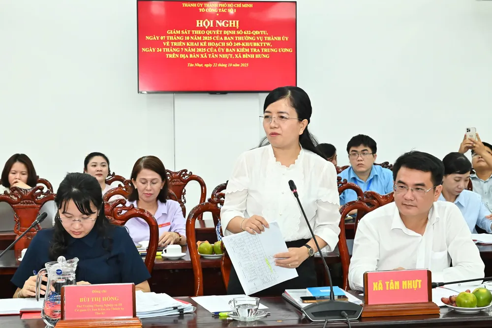 Phó Bí thư Thường trực Đảng ủy xã Tân Nhựt Phan Thị Cẩm Nhung nêu kiến nghị. Ảnh: VIỆT DŨNG z7144282948375_58ca1fcbe2b39644b60f381d15af8296.jpg