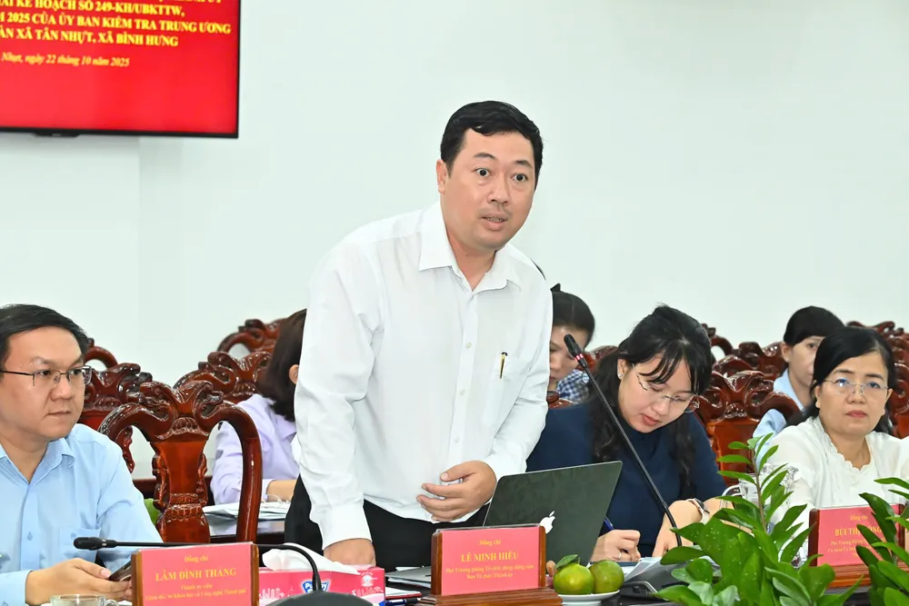 Đồng chí Lê Minh Hiếu thông tin tại buổi làm việc. Ảnh: VIỆT DŨNG z7144554872922_87d1b524d3b532044fc766901a9dbcef.jpg