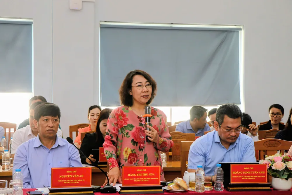 Bí thư Đảng ủy phường Tân Thuận Hàng Thị Thu Nga phát biểu tại buổi làm việc z7146956949607_9f31edbe1e64291abb60df7d7fb8266a.jpg