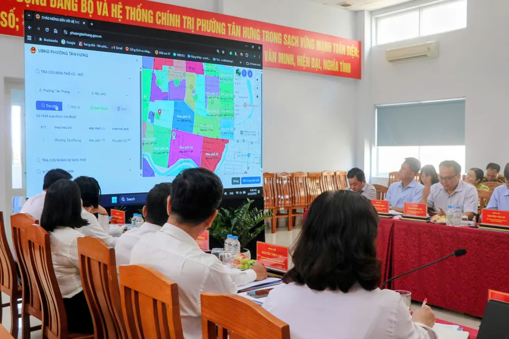 Tổ công tác nghe giới thiệu về ứng dụng quản lý của phường Tân Hưng z7146958634311_99ba8c88dcaba175cf7726771384ccb7.jpg