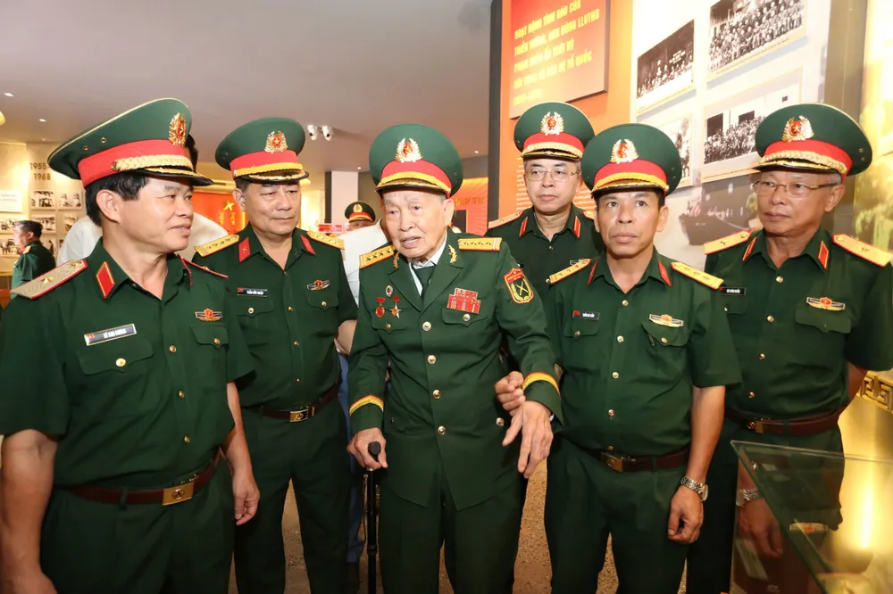Coronel, Herói das Forças Armadas Populares, Nguyen Van Tau (também conhecido como Tu Cang) visita a casa memorial. Foto: LE TIEN z7147302681232_bcea7d5fc97fa17b7d1ba16a744c6640.jpg