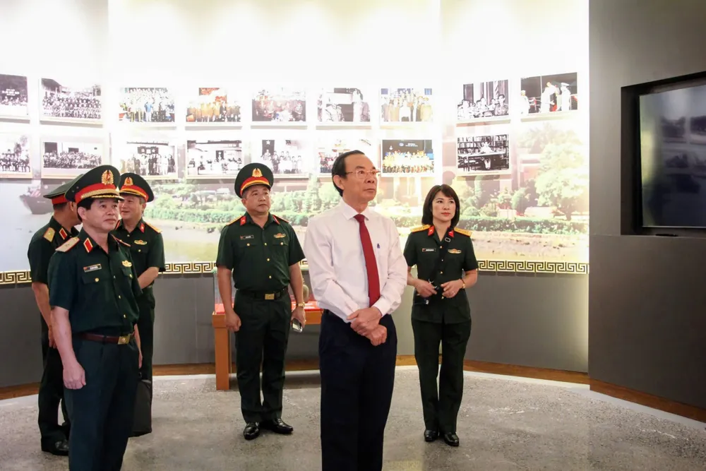 O camarada Nguyen Van Nen e os delegados visitaram o memorial. Foto: VO THUONG z7147331944153_78e747e732bad96385a5405310c7f295.jpg