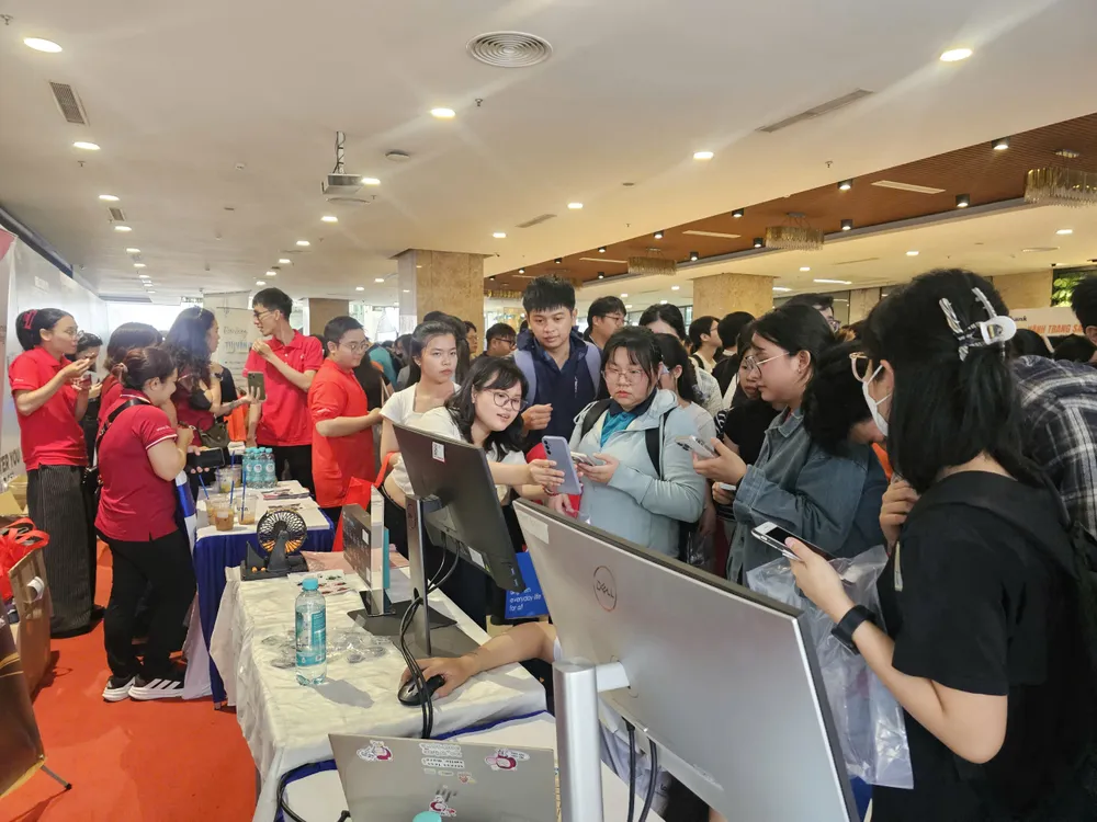 Ngày hội là cơ hội để sinh viên kết nối với các doanh nghiệp uy tín z7156730741248_784bb50e0950f10437b1269d7340bec6.jpg