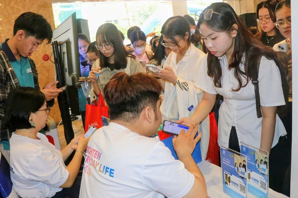 Nhiều bạn trẻ có cơ hội trò chuyện trực tiếp với nhà tuyển dụng z7156735230058_6c1e11b7d3bfac5a7aaf85fbf83b642f.jpg
