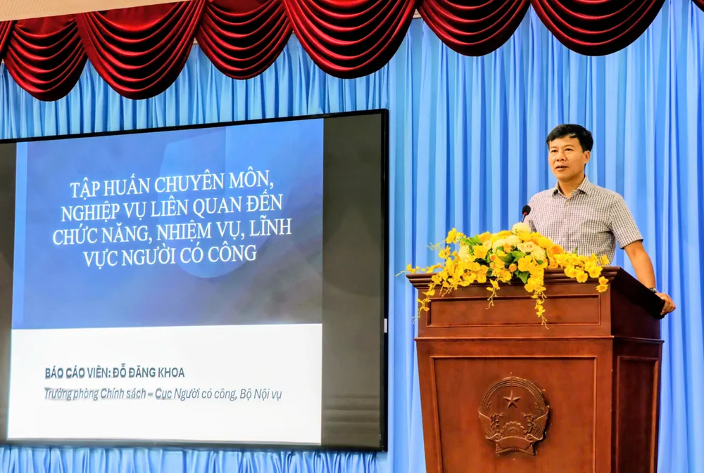 Báo cáo viên Đỗ Đăng Khoa phổ biến các quy định về chính sách người có công z7163290675071_ff3e61928f4b3143501585198e42e958.jpg