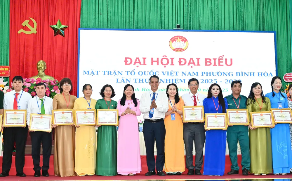 Khen thưởng các tập thể, cá nhân có thành tích trong phong trào thi đua yêu nước. Ảnh: VIỆT DŨNG z7166736884745_0545f0624d32c45d0df0e6fe279815e1.jpg