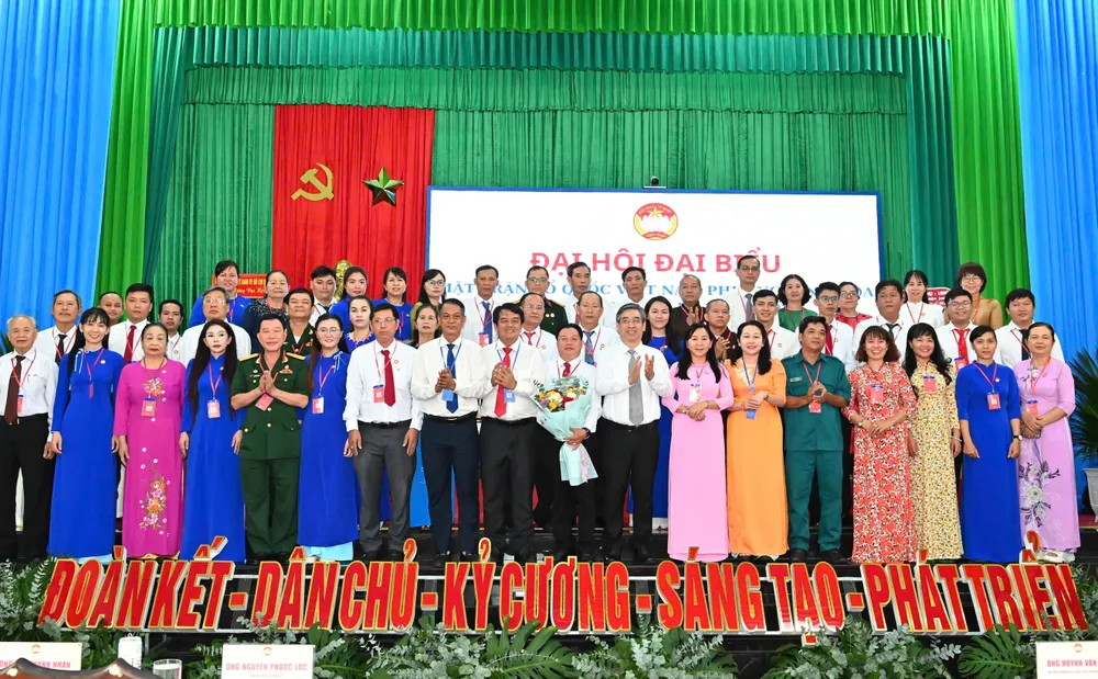 Trao hoa chúc mừng các Ủy viên Ủy ban MTTQ Việt Nam phường Bình Hòa. Ảnh: VIỆT DŨNG z7166736900622_a828001a0eb410bb1ed83f4939f18e8d.jpg