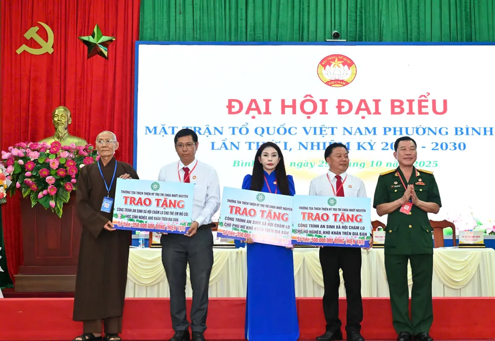 Trao tặng nguồn lực hỗ trợ tại đại hội. Ảnh: VIỆT DŨNG z7166736916361_69a93357d51193a3e2e559345bbdf856.jpg