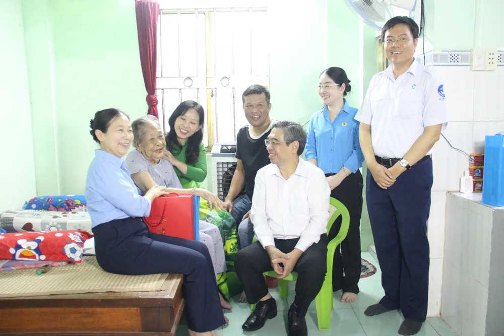 Đoàn công tác ân cần thăm hỏi sức khỏe Mẹ Định. Ảnh: TÂM TRANG z7168190810872_ed49096d23e889b889a52f5c37f73385.jpg