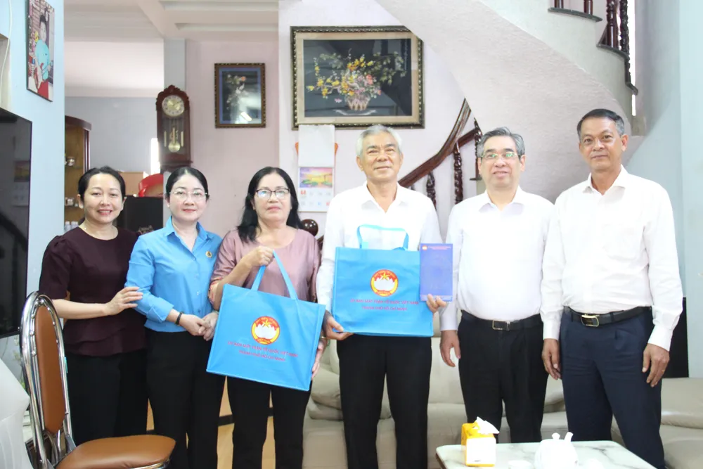 Đồng chí Nguyễn Phước Lộc trao quà đến ông Lê Ngọc Cừ cùng gia đình. Ảnh: TÂM TRANG z7168190811043_a84d85713717bf25a9db5e68a57259a8.jpg