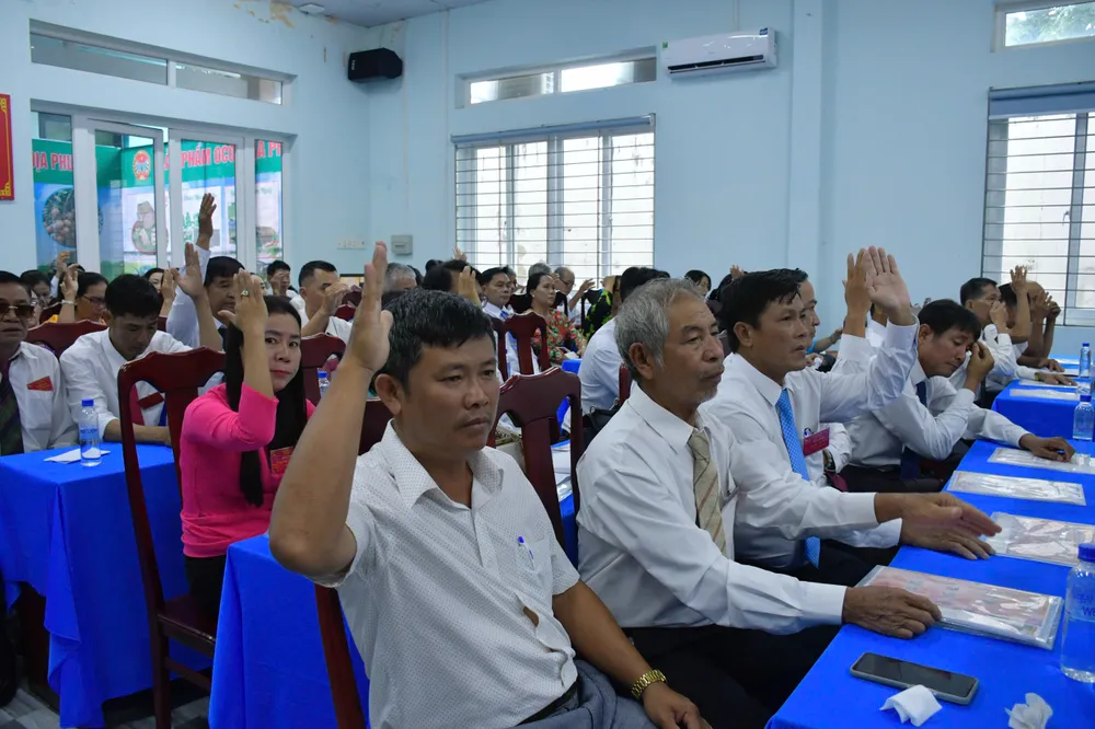 Đại biểu biểu quyết tại đại hội. Ảnh: TRÚC GIANG z7173691544479_98d29213bde24f8e6e08dbfbaedd3f1b.jpg