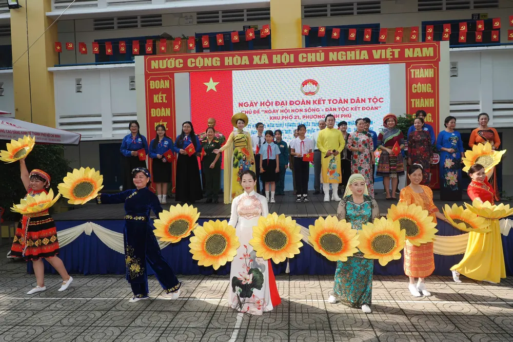 Các tiết mục văn nghệ chào mừng ngày hội. Ảnh: HOÀNG HÙNG z7180113442382_c15ae27e95bea686aa301cf0f5092e22.jpg