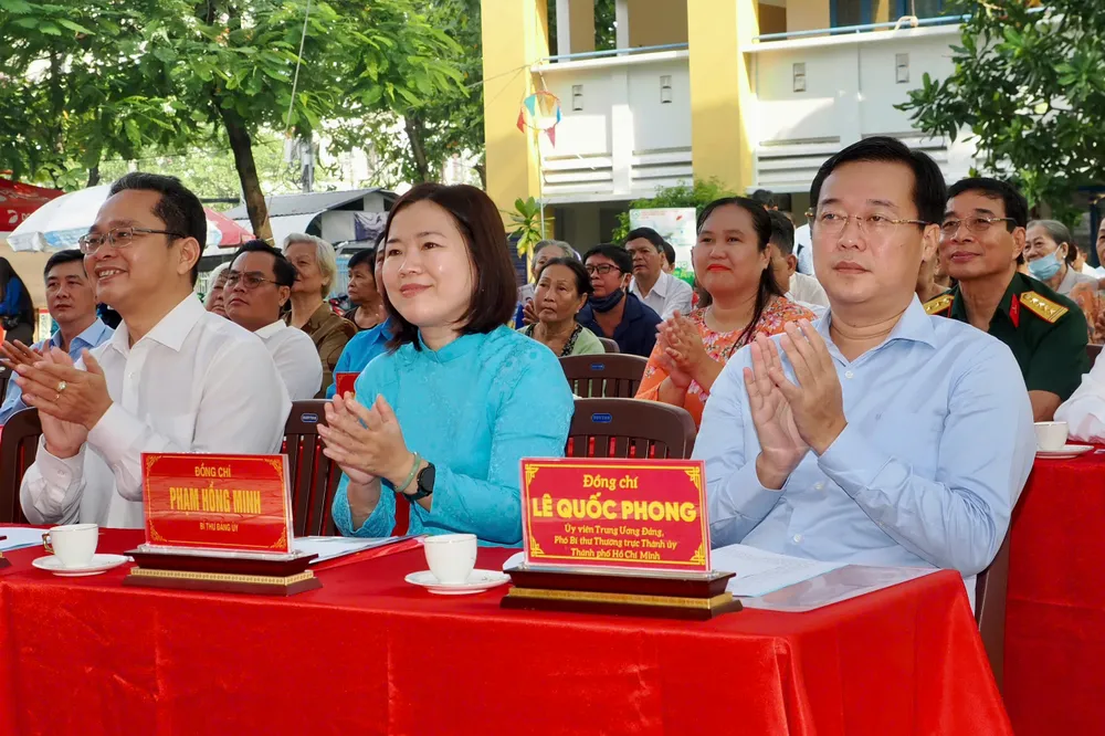 Đồng chí Lê Quốc Phong, Ủy viên Trung ương Đảng, Phó Bí thư Thường trực Thành ủy TPHCM cùng các đại biểu dự ngày hội. Ảnh: HOÀNG HÙNG z7180113844807_50724ce8ad6e413c9e3147a4ff50b389.jpg