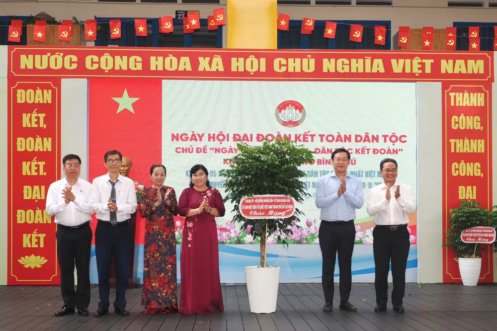 Đồng chí Lê Quốc Phong trao tặng cây xanh hạnh phúc chào mừng ngày hội. Ảnh: HOÀNG HÙNG z7180114435942_d83399e3a90bf4ab1ab4ae21885fd26f.jpg