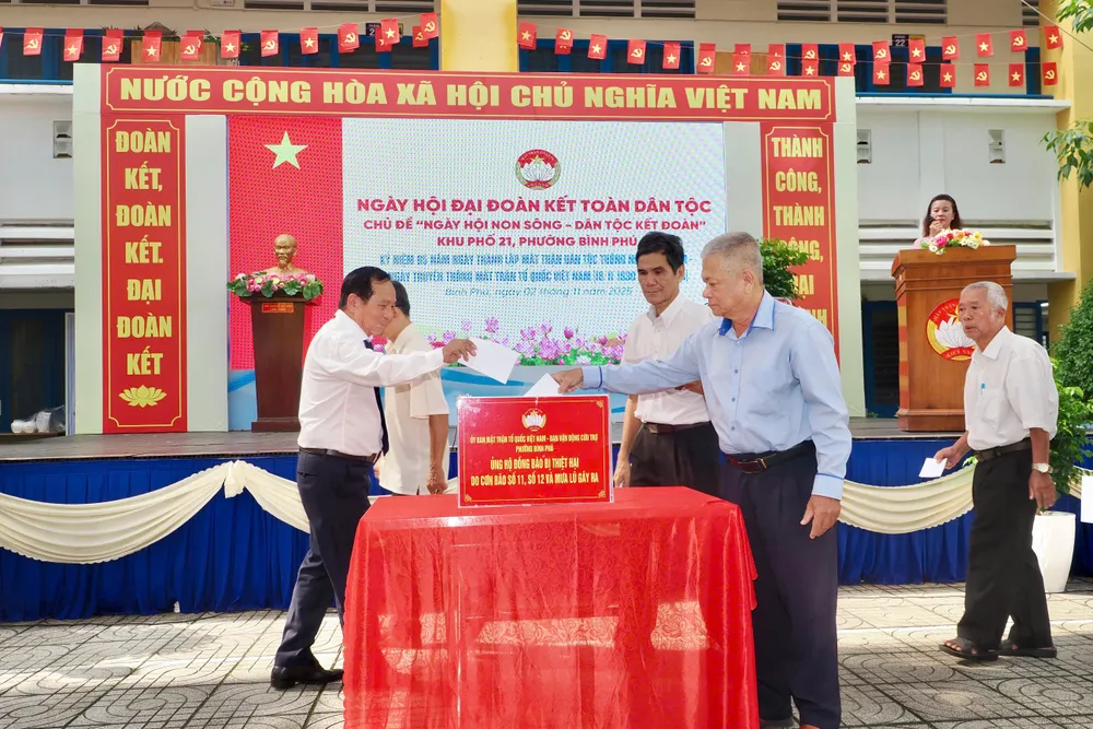 Ngày hội phát động ủng hộ đồng bào bị thiệt hại do bão, lũ gây ra. Ảnh: HOÀNG HÙNG z7180115117400_5a892e61e13272121121a9c711baa8e5.jpg