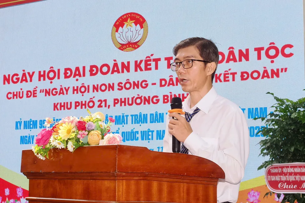 Ông Huỳnh Lưu Nghĩa, Trưởng Ban Công tác mặt trận Khu phố 21 báo cáo hoạt động của khu phố. Ảnh: HOÀNG HÙNG z7180115885987_d57637ce19edfdc9d876fbbbfe22d745.jpg