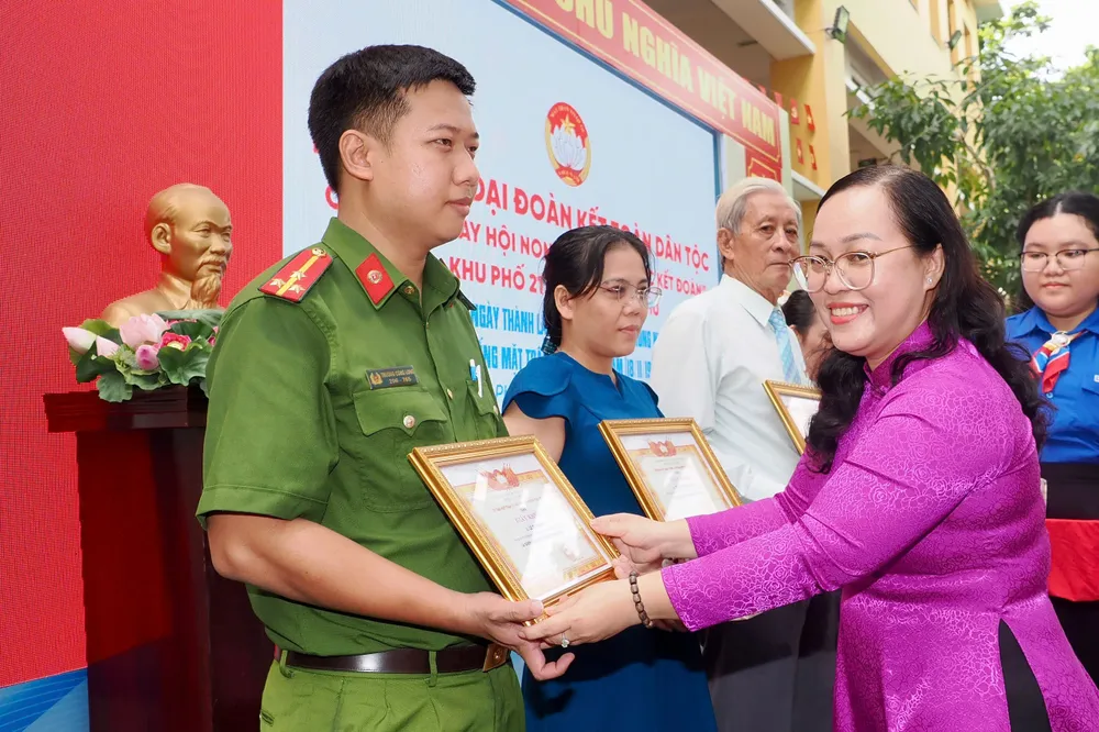 Đồng chí Lê Thị Kim Thuỷ, Chủ tịch Ủy ban MTTQ Việt Nam phường Bình Phú, trao giấy khen đến các gương điển hình tiên tiến "Người tốt, việc tốt". Ảnh: HOÀNG HÙNG z7180169158889_3db61c8be93024517b1fe66d9557df2d.jpg